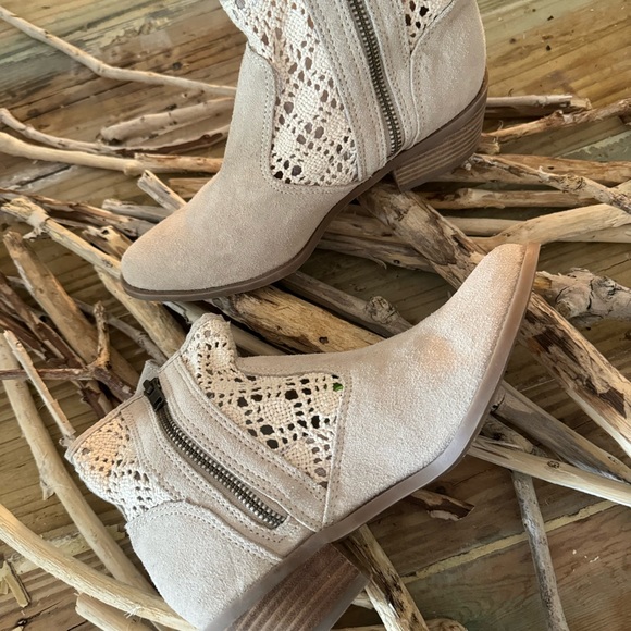 Genuine leather and crochet American Eagle New boots! Size 6 - Picture 4 of 5